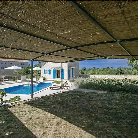 Lenka Mit Pool Und Grossem Garten Holiday home *