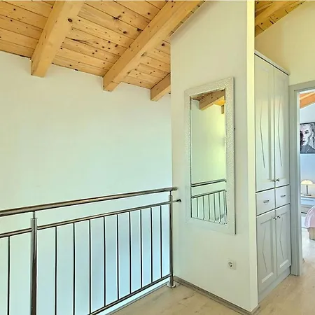 Lenka Mit Pool Und Grossem Garten Holiday home Sveti Lovrec Pazenaticki