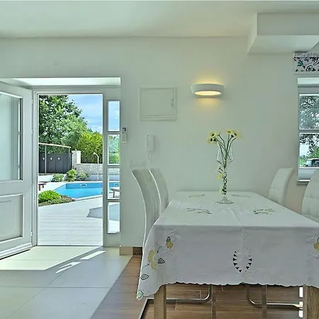 Lenka Mit Pool Und Grossem Garten Sveti Lovrec Pazenaticki