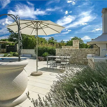 Lenka Mit Pool Und Grossem Garten * Sveti Lovrec Pazenaticki