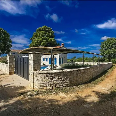 Lenka Mit Pool Und Grossem Garten Holiday home