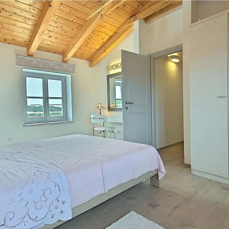 Lenka Mit Pool Sveti Lovreč Pazenatički
