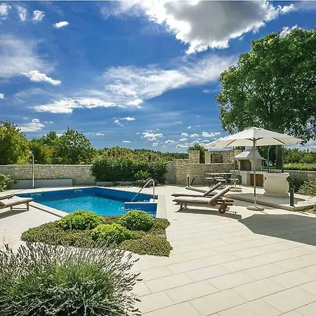 Lenka Mit Pool Und Grossem Garten
