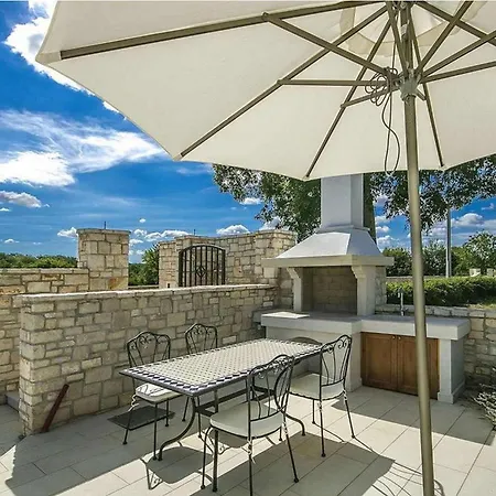Lenka Mit Pool Und Grossem Garten Holiday home