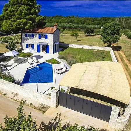Lenka Mit Pool Und Grossem Garten Holiday home Sveti Lovrec Pazenaticki