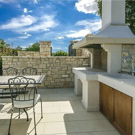 Lenka Mit Pool Und Grossem Garten Sveti Lovrec Pazenaticki