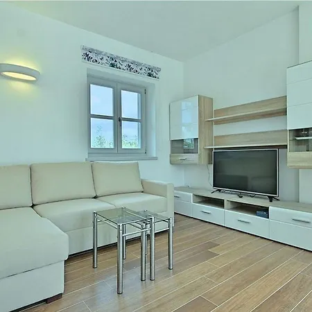 Lenka Mit Pool Und Grossem Garten Holiday home Sveti Lovrec Pazenaticki