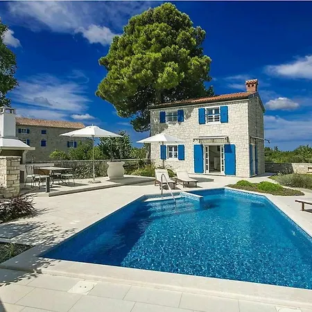 Lenka Mit Pool Und Grossem Garten Holiday home *