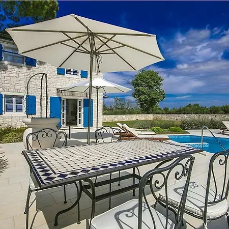 Lenka Mit Pool * Sveti Lovreč Pazenatički